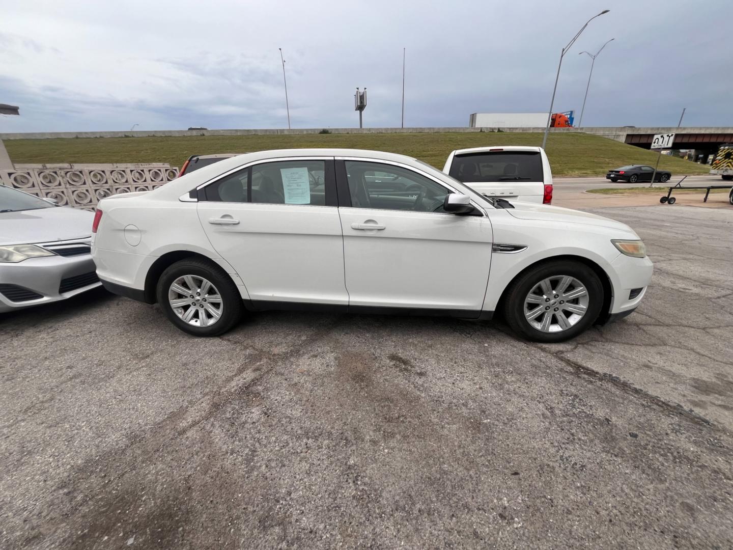 2012 WHITE FORD TAURUS SE SE FWD (1FAHP2DW2CG) with an 3.5L V6 DOHC 24V engine, 6-Speed Automatic transmission, located at 8101 E. Skelly Dr., Tulsa, OK, 74129, (918) 592-3593, 36.121891, -95.888802 - Photo#2